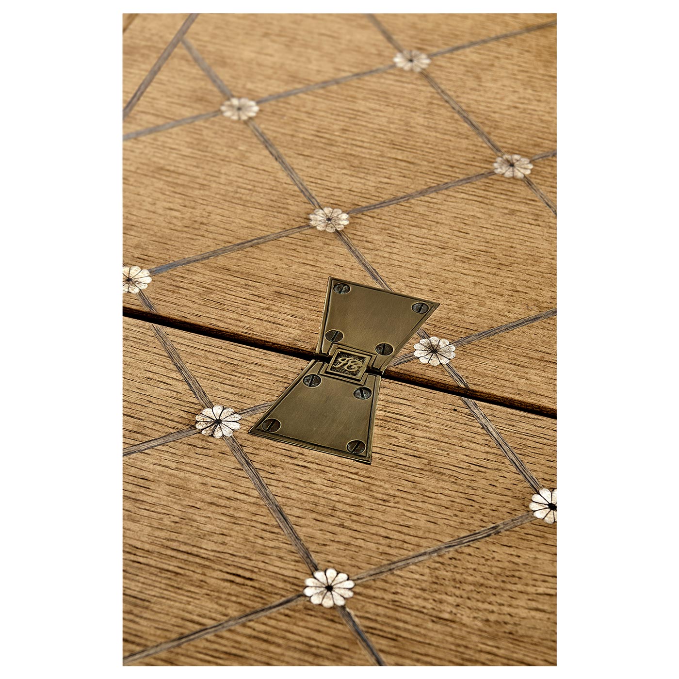 Dielectric Hunt Table