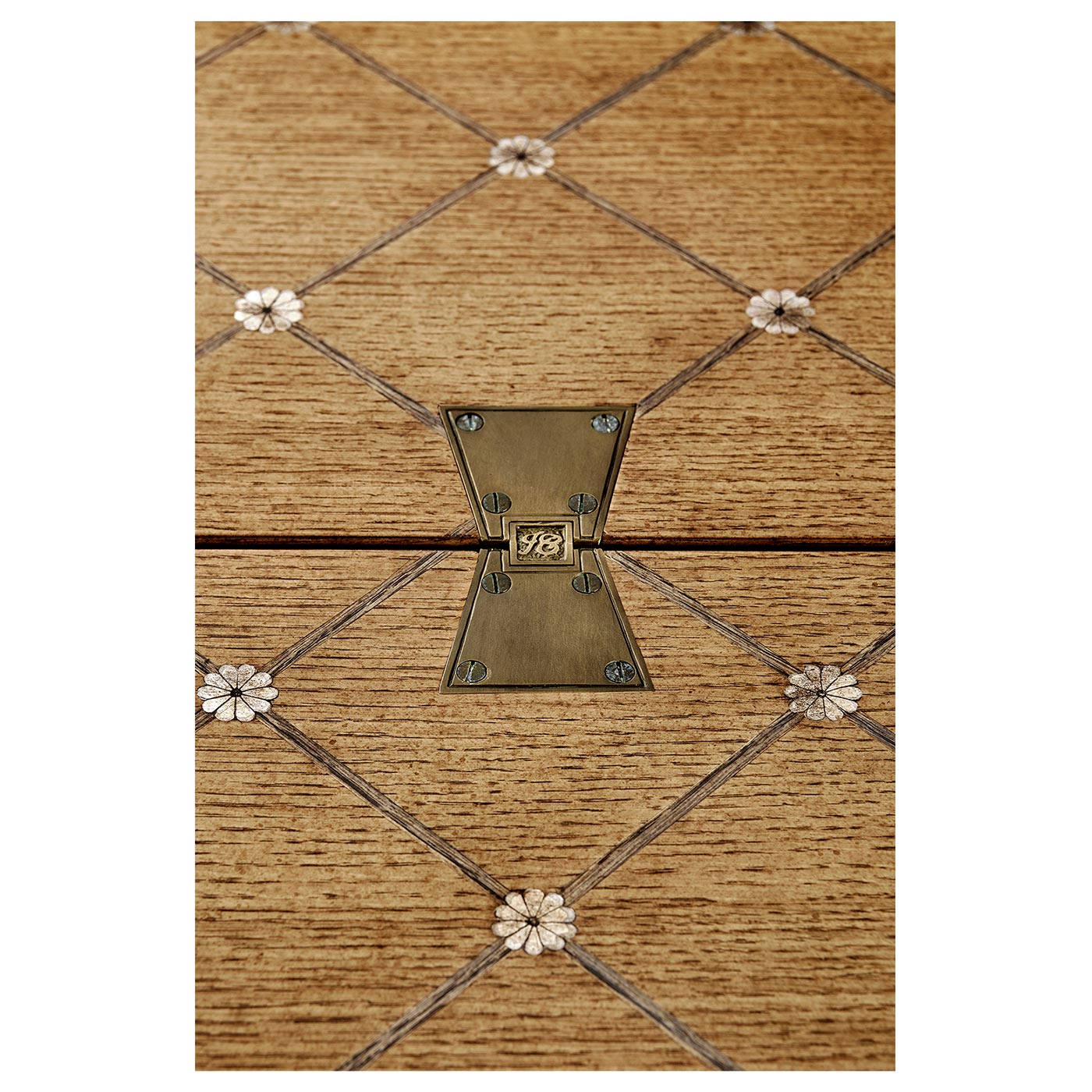 Dielectric Hunt Table