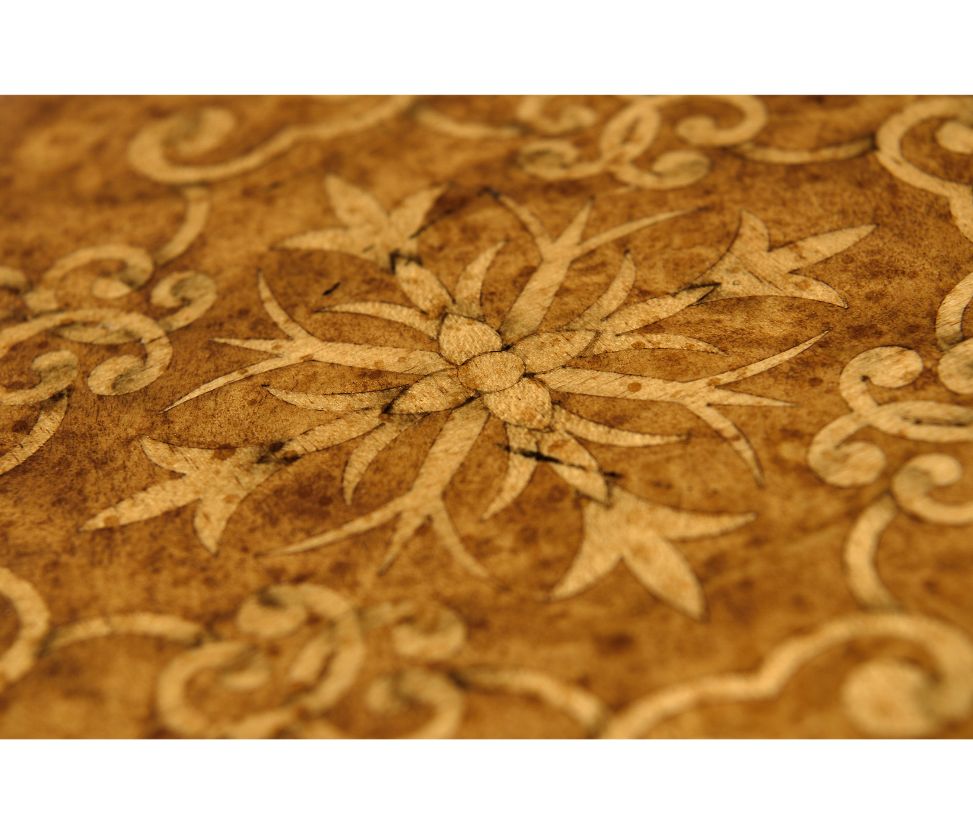 Small Circular Seaweed Marquetry Tray