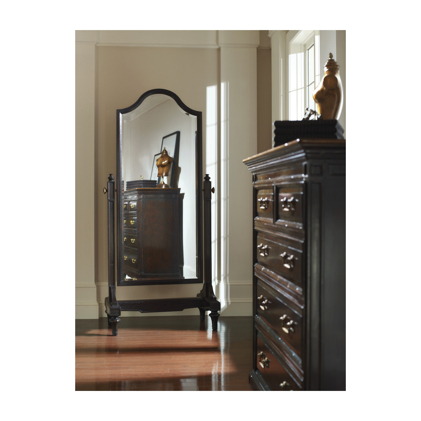 Directoire style chest of drawers (Walnut)