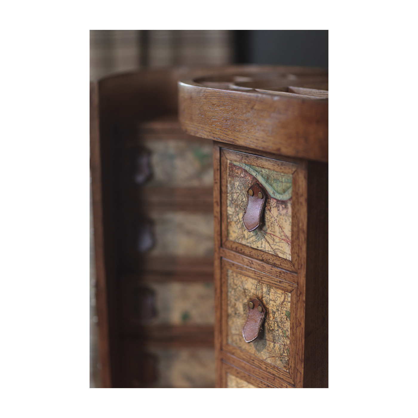 Travel Trunk Style Metamorphic Dressing Table